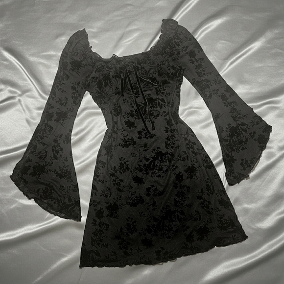 Elegant Black Floral Dress With Ruffle And Bow Neckline And Flared Sleeves - Picture 2 of 4